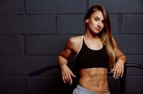 Een meisje met strakke buikspieren