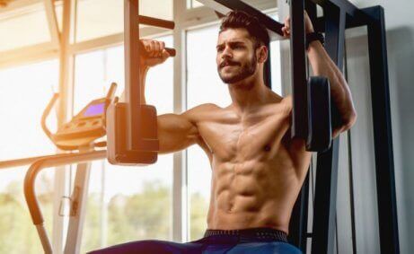 Man traint in de sportschool