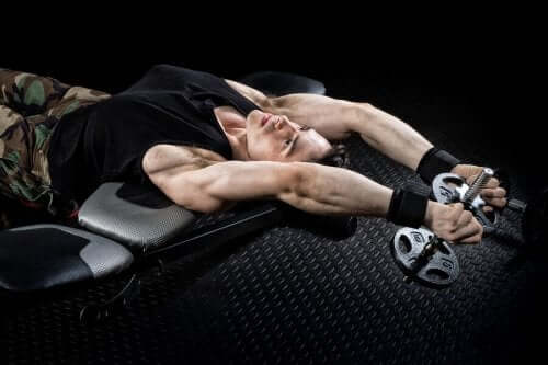 Gewichtheffen met stang en gewichten