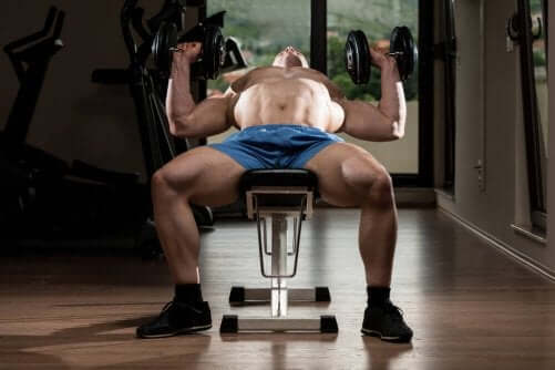 Bench press oefening op bank