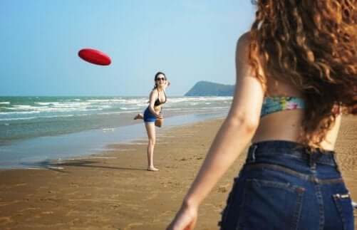 Frisbeeen op het strand